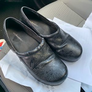 G H Bass black nurse Clogs size 9 M